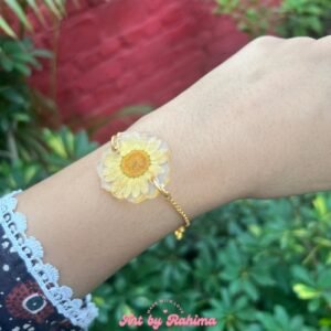 Resin Pull-Chain Bracelet with Preserved Daisy Flower | Handmade Adjustable Floral Jewellery