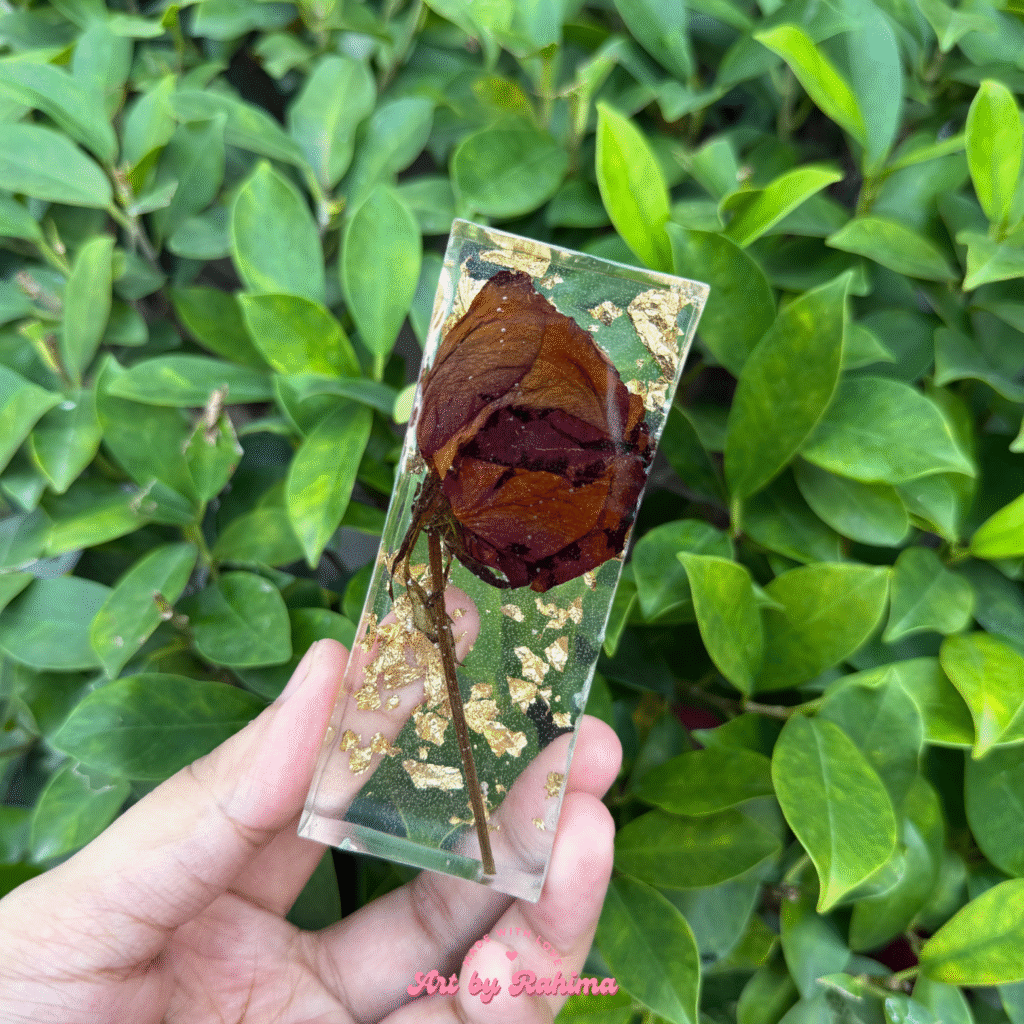 Resin cubic keepsake with deep flower preservation in clear resin
