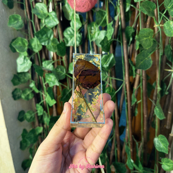 Personalized resin cubic keepsake preserving real flowers