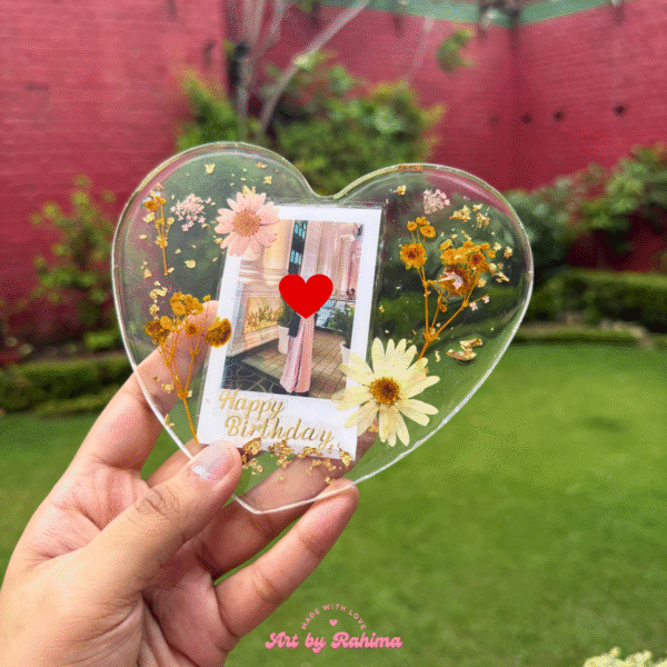 Minimalistic heart shaped preserved flower frame for décor