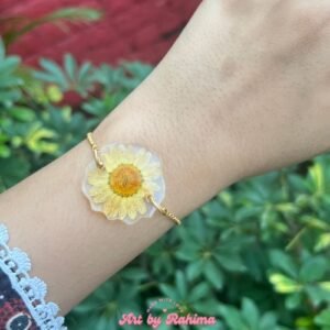 Resin Pull-Chain Bracelet with Preserved Daisy Flower | Handmade Adjustable Floral Jewellery