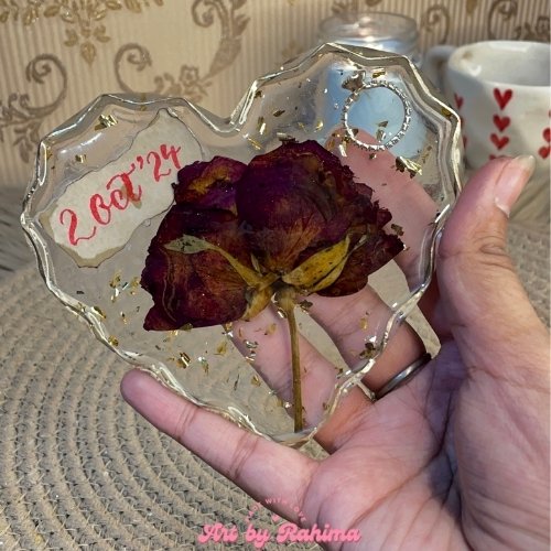 4 inch diamond cut heart resin frame with preserved flowers
