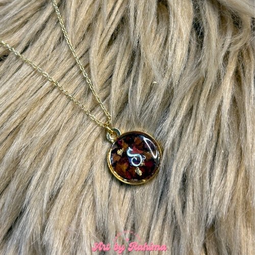 Handmade resin pendants with preserved flowers and custom designs