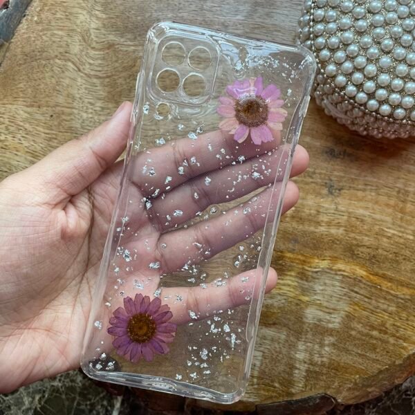 Resin phone cover with preserved daisies in minimal design