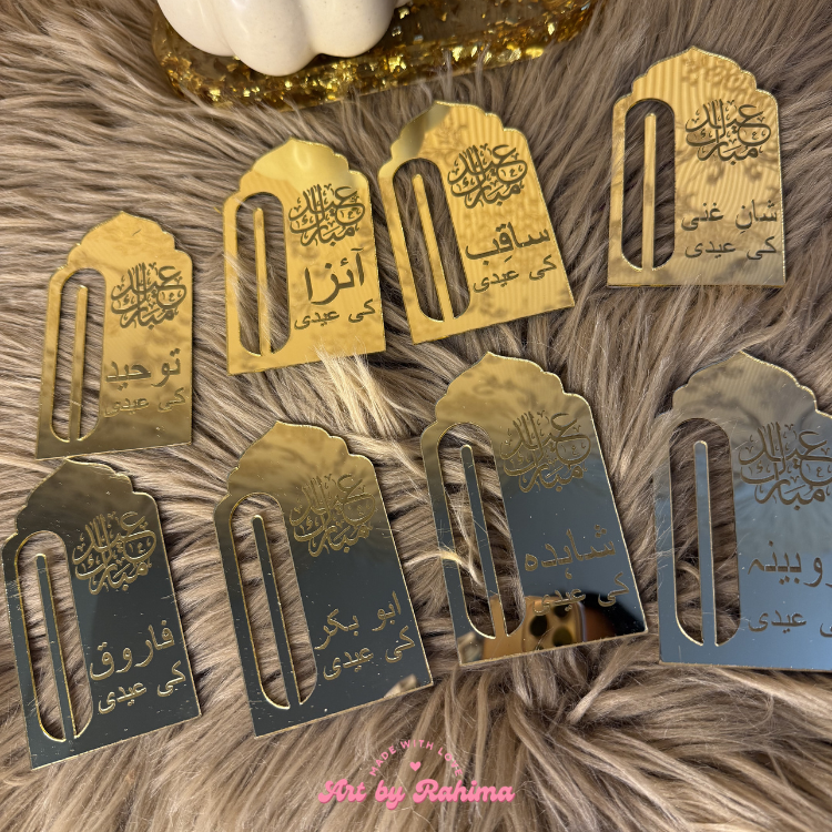 Close-up of Golden Acrylic Eidi Card showing custom name in Urdu – Luxury Eid gift